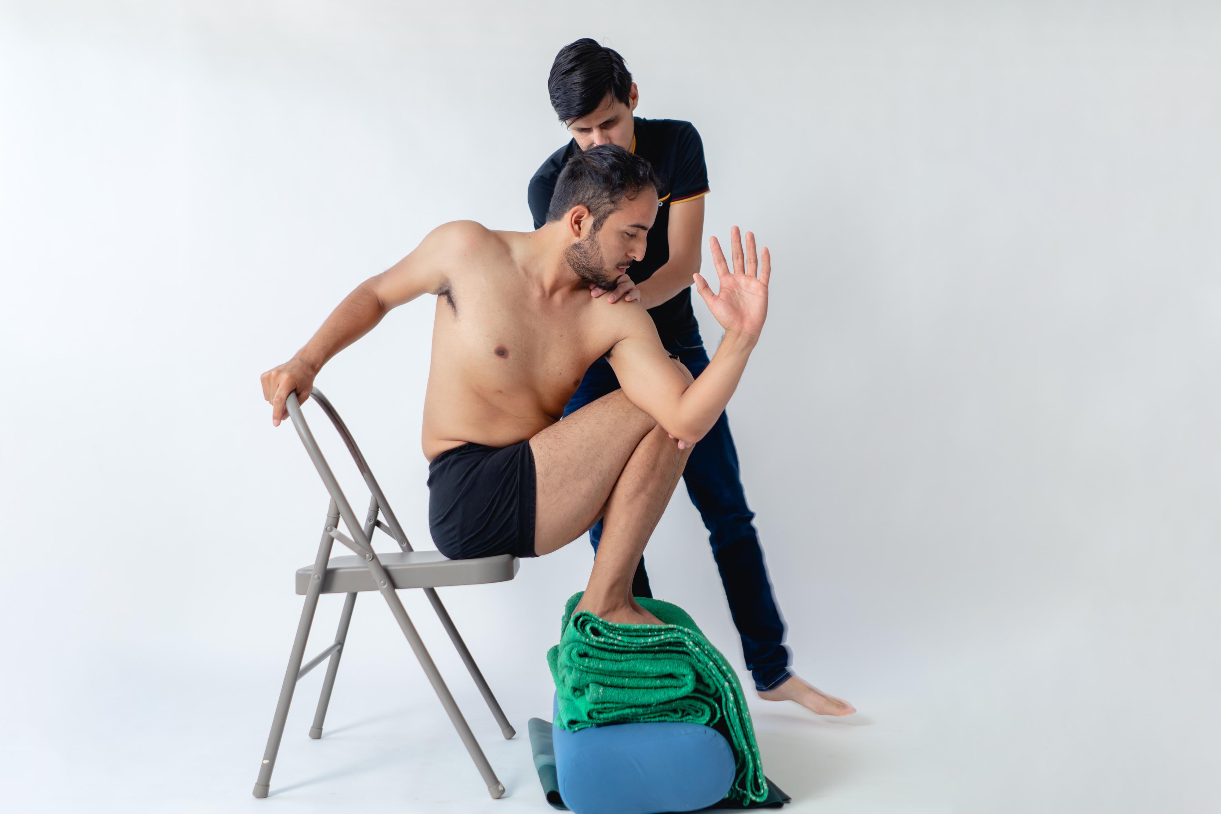 Asistencia con props: silla, manta y bolster para adaptar la postura